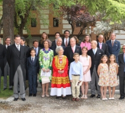 Los Reyes y las autoridades asistentes, con Elena Poniatowska y sus familiares.