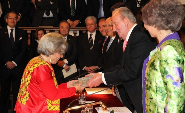 Don Juan Carlos entrega la escultura del galardón a Elena Poniatowska.