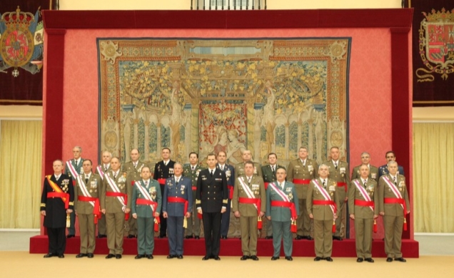 Don Felipe acompañado por un grupo de generales de brigada y contralmirantes
