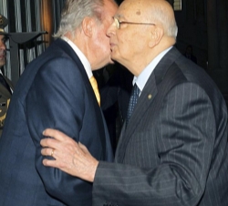 Don Juan Carlos recibe el saludo del Presidente de la República Italiana, Giorgio Napolitano