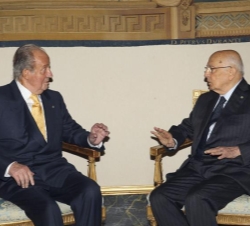 Don Juan Carlos conversa con el Presidente de la República Italiana, Giorgio Napolitano