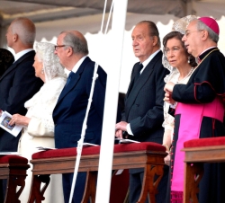 Sus Majestades los Reyes a su llegada a la Plaza de San Pedro