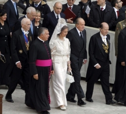 Sus Majestades los Reyes a su llegada a la Plaza de San Pedro
