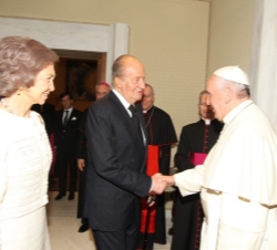 Su Santidad el Papa es saludado por Su Majestad el Rey en presencia de Doña Sofía