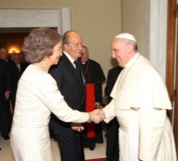 Su Majestad la Reina saluda a Su Santidad el Papa Francisco en presencia de Don Juan Carlos