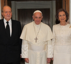 Fotografía de Su Santidad el Papa y Sus Majestades los Reyes antes de mantener el encuentro 