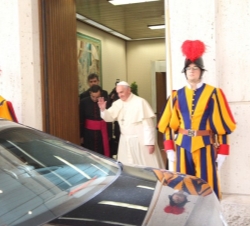 Su Santidad el Papa despide a Sus Majestades los Reyes