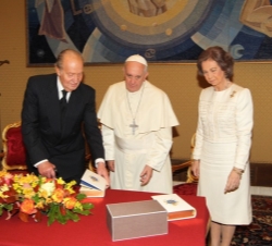 Sus Majestades los Reyes hacen entrega a Su Santidad el Papa Francisco de unos libros de San Juan de la Cruz y de Santa Teresa de Jesús