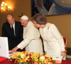 Su Santidad el Papa hace entrega a Sus Majestades los Reyes de la Medalla de la Paz