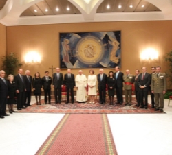 Su Santidad el Papa acompañado por Sus Majestades los Reyes y la delegación española que se ha trasladado con motivo de este viaje