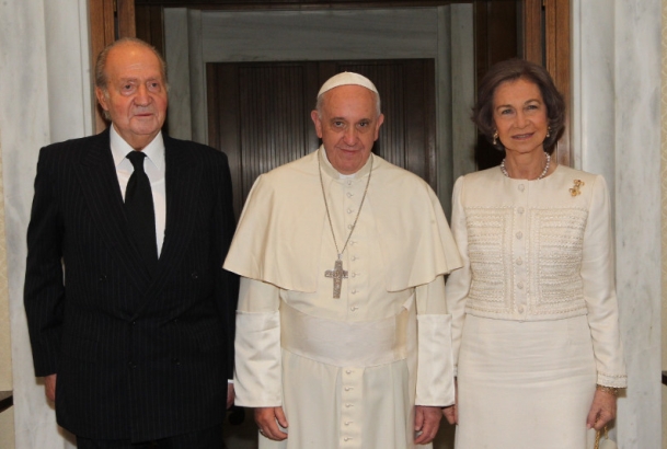 Fotografía de Su Santidad el Papa y Sus Majestades los Reyes antes de mantener el encuentro 
