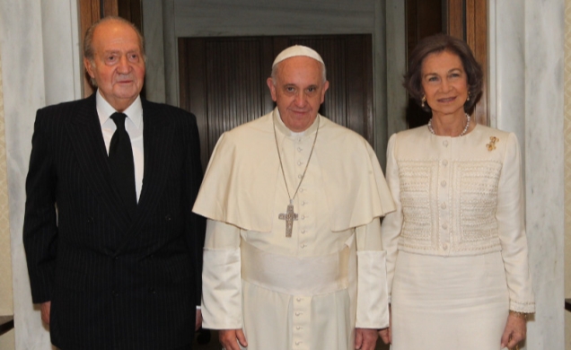 Fotografía de Su Santidad el Papa y Sus Majestades los Reyes antes de mantener el encuentro 