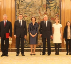 Sus Majestades los Reyes acompañados por el presidente del Gobierno, la vicepresidenta del Gobierno y ministra de la Presidencia, el ministro de Justi