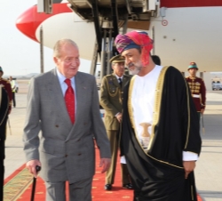 Don Juan Carlos a su llegada al Aeropuerto Internacional de Seeb de Mascate fue recibido por el Ministro de Patrimonio y Cultura, Su Alteza Real Sayyi