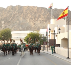 Fotografía durante el traslado al Palacio Real (Palacio Muscat Al Alam)