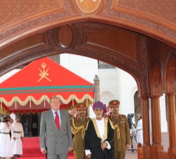 Don Juan Carlos junto a Su Majestad Sultán Qaboos Bin Said durante la intrepretación de los Himnos Nacionales de ambos países
