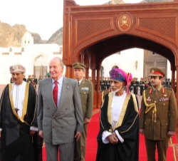 Don Juan Carlos junto a Su Majestad Sultán Qaboos Bin Said