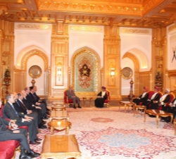 Don Juan Carlos junto a Su Majestad Sultán Qaboos Bin Said durante la reunión mantenida con las delegaciones