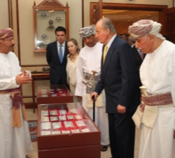 Su Majestad el Rey visita la exposición de monedas y billetes antiguos en la sede del Banco Central de Omán