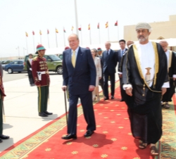Don Juan Carlos acompañado por el Ministro de Patrimonio y Cultura, Su Alteza Real Sayyid Haitham Tariq Al Said en su despedida en el Aeropuerto Inter