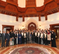 El Rey junto a los asistentes al encuentro empresarial celebrado en Omán