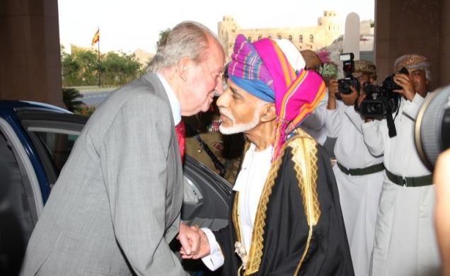 Don Juan Carlos recibe el saludo de Su Majestad Sultán Qaboos Bin Said