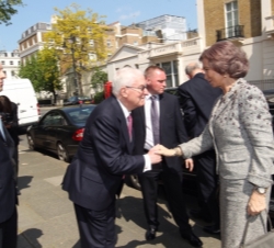 Su Majestad la Reina es recibidas a su llegada al Instituto Cervantes de Londres por el director de los Institutos Cervantes, Víctor García de la Conc