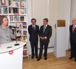 Su Majestad durante la inauguración oficial de la Biblioteca del Instituto Cervantes de Londres
