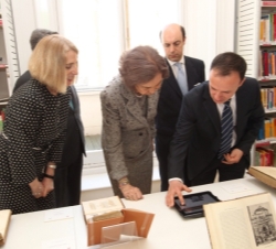 Doña Sofía durante su visita a la Biblioteca del Instituto Cervantes de Londres