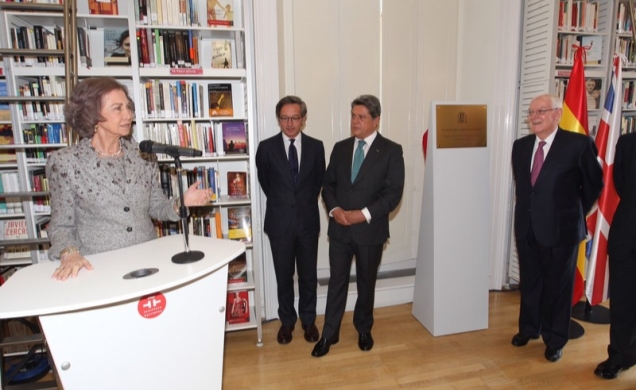 Su Majestad durante la inauguración oficial de la Biblioteca del Instituto Cervantes de Londres