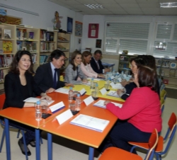 Su Alteza Real la Princesa de Asturias acompañada por las autoridades presentes en el acto, durante la reunión