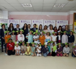 Su Alteza Real la Princesa de Asturias acompañada de las autoridades asistentes al acto y de algunos de los alumnos de colegio "María Moliner&quo