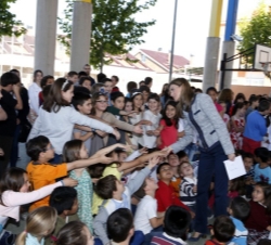 Doña Letizia recibe el saludo de los alumnos del colegio público "María Moliner"
