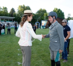 Su Alteza Real la Infanta Doña Elena hace entrega del premio al jinete italiano Emanuele Gaudiano ganador del 104 Concurso de Saltos Hípicos Internaci