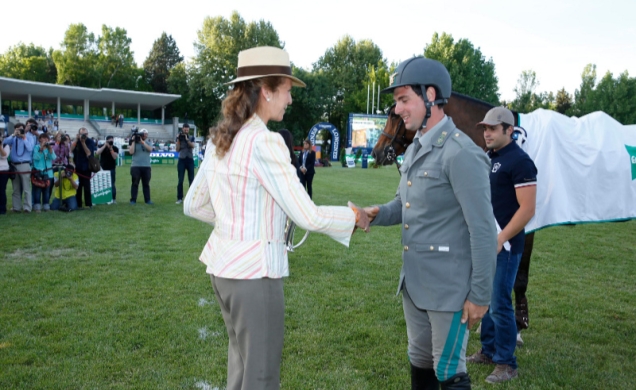 Su Alteza Real la Infanta Doña Elena hace entrega del premio al jinete italiano Emanuele Gaudiano ganador del 104 Concurso de Saltos Hípicos Internaci