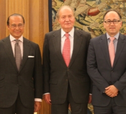 Su Majestad el Rey junto a Luis Gallego, presidente y consejero delegado de IBERIA y Antonio Vázquez, presidente de IAG 