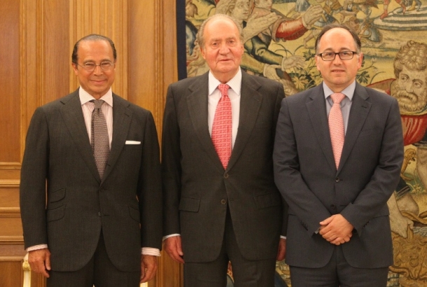 Su Majestad el Rey junto a Luis Gallego, presidente y consejero delegado de IBERIA y Antonio Vázquez, presidente de IAG 