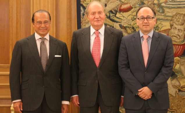 Su Majestad el Rey junto a Luis Gallego, presidente y consejero delegado de IBERIA y Antonio Vázquez, presidente de IAG 