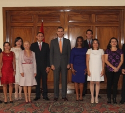 Don Felipe junto a personalidades costarricenses