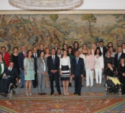 Fotografía de grupo de Su Alteza Real la Princesa de Asturias con la representación de la “Asociación Amica”