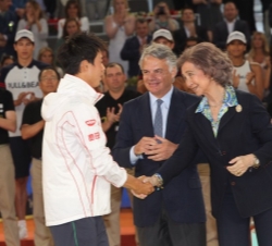 Doña Sofía felicita al tenista japonés Kei Nishikori.