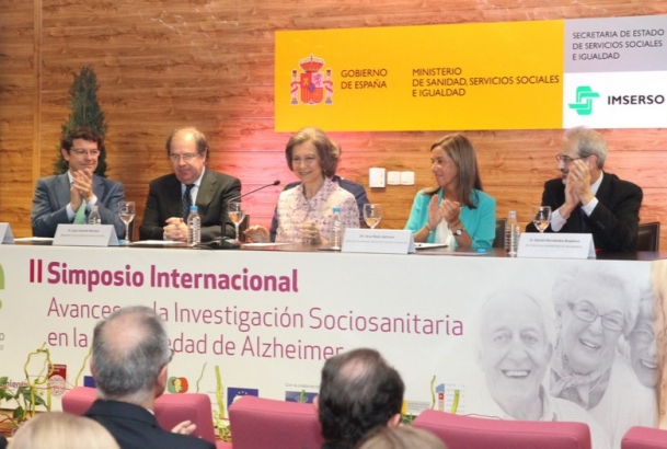 Doña Sofía, en la mesa presidencial, con la ministra de Sanidad, Servicios Sociales e Igualdad, el presidente de la Junta de Castilla y León, el alcal