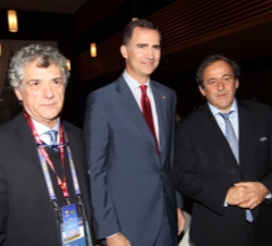 Don Felipe junto al Presidente del Comité Ejecutivo de la UEFA, Michel Platini, y el presidente de la Federación Española de Fútbol, Ángel María Villa