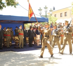 Una compañía durante el desfile a su paso por la tribuna  