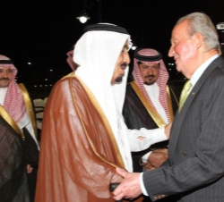 Don Juan Carlos es recibido a su llegada a Jeddah por Su Alteza Real el Príncipe Heredero de Arabia Saudí Salman Bin Abdulaziz Al Saud
