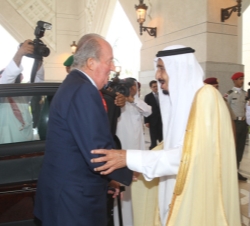Su Majestad el Rey recibe el saludo del Príncipe Salman Bin Abdulaziz Al Saud en la residencia de Su Alteza Real donde le ofreció un almuerzo