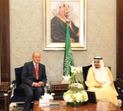 Su Majestad el Rey y Su Alteza Real el Príncipe Salman Bin Abdulaziz Al Saud durante la reunión que han mantenido en el Palacio residencia del Príncip