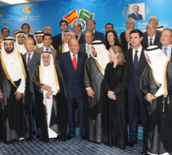 Su Majestad el Rey con los representantes de las Cámaras de Comercio de España y Arabia Saudí y las autoridades asistentes al encuentro
