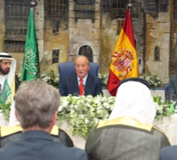 Su Majestad el Rey dirige unas palabras durante el encuentro de las Cámaras de Comercio de España y Arabia Saudí