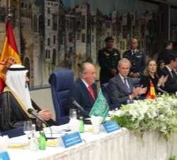 Su Majestad el Rey es aplaudido tras pronunciar unas palabras en el encuentro de las Cámaras de Comercio de España y Arabia Saudí